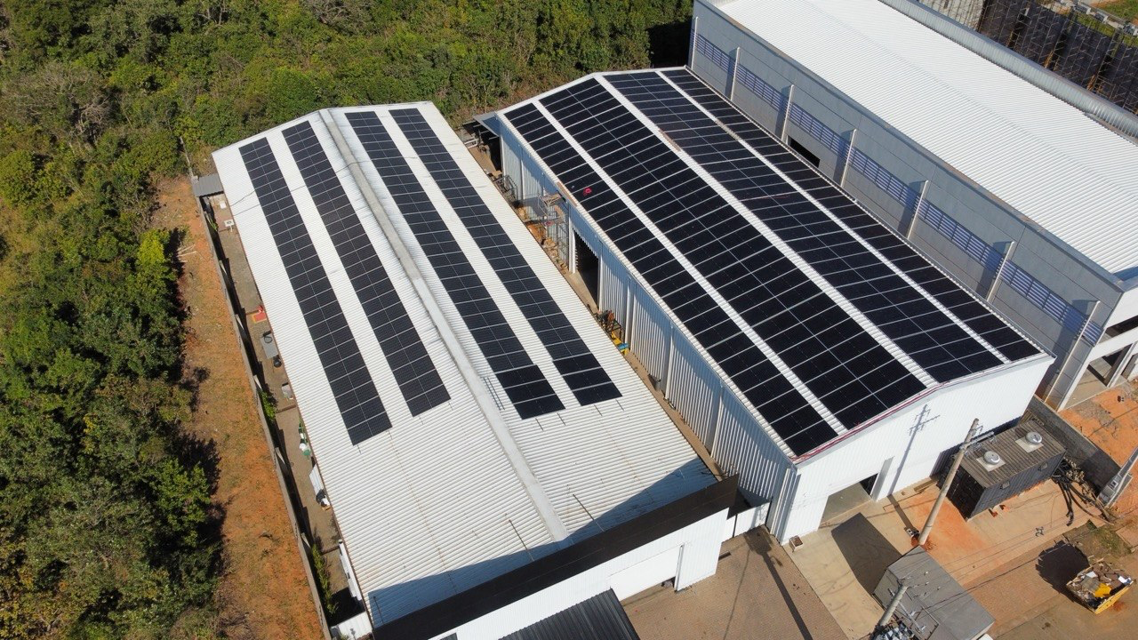 FBK Sistema + Usina — vista aérea do telhado solar