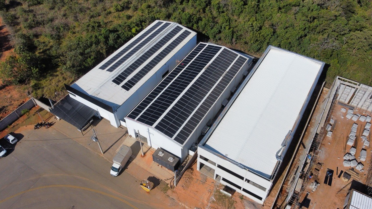 FBK Sistema + Usina — galpão com placas solares