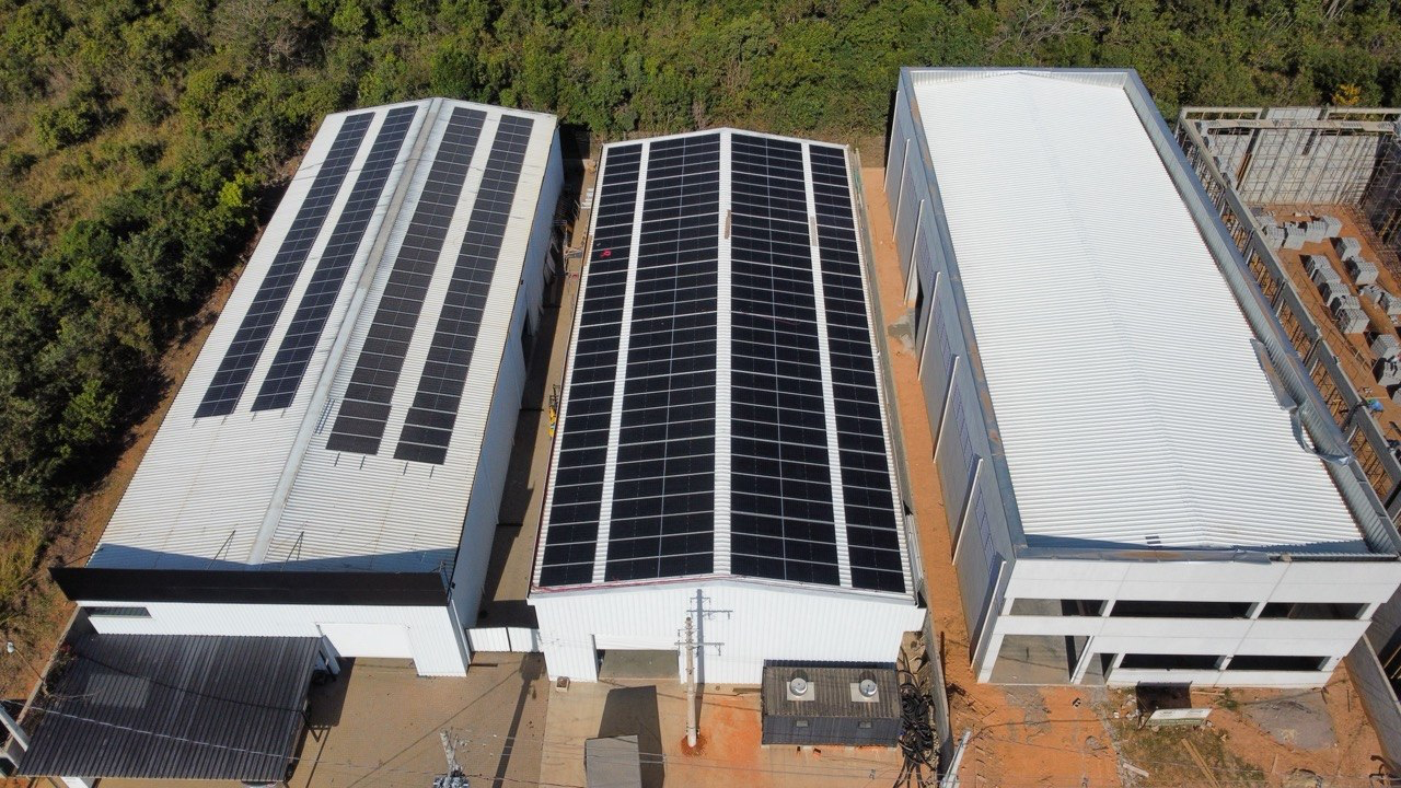 FBK Sistema + Usina — conjunto de galpões com energia solar