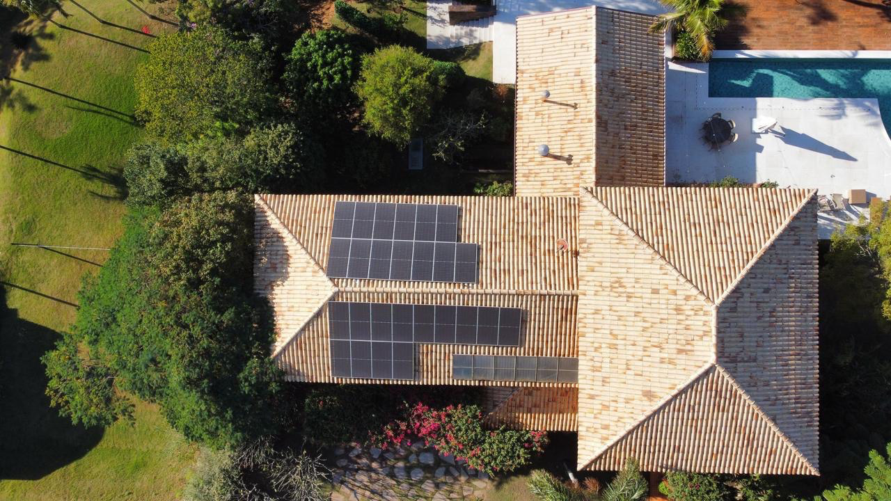 Residencial Gustavo — placas solares no telhado