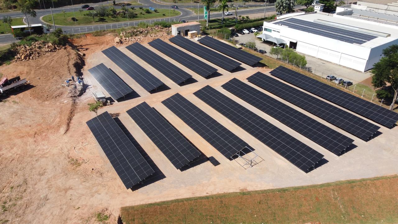 Usina Solar IKS — placas em campo
