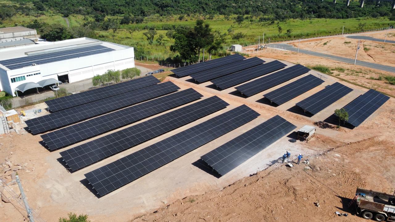 Usina Solar IKS — vista aérea ampla