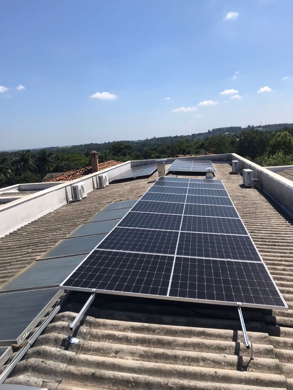 Residencial Ivar — placas solares no telhado