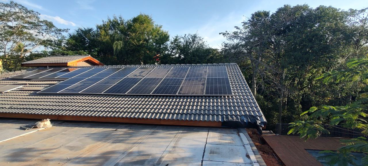 Residencial Laís — placas solares no telhado
