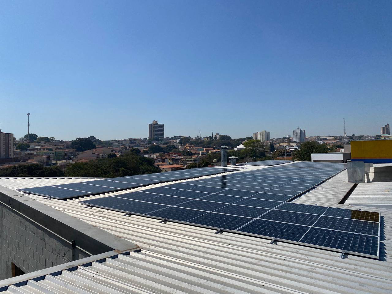 Auto Posto Via Reggio — placas solares no telhado
