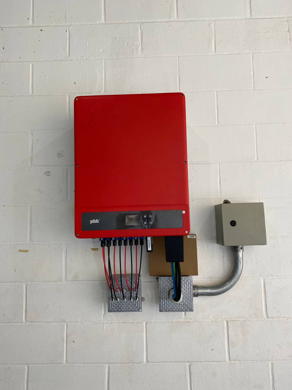 Auto Posto Via Reggio — inversor solar instalado